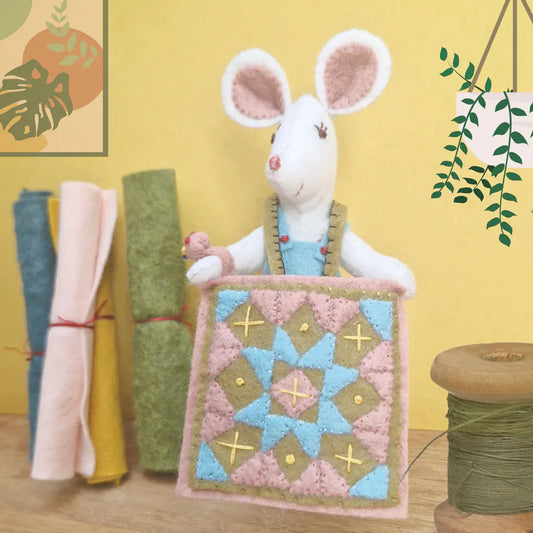 Little Mouse makes a quilt  - 